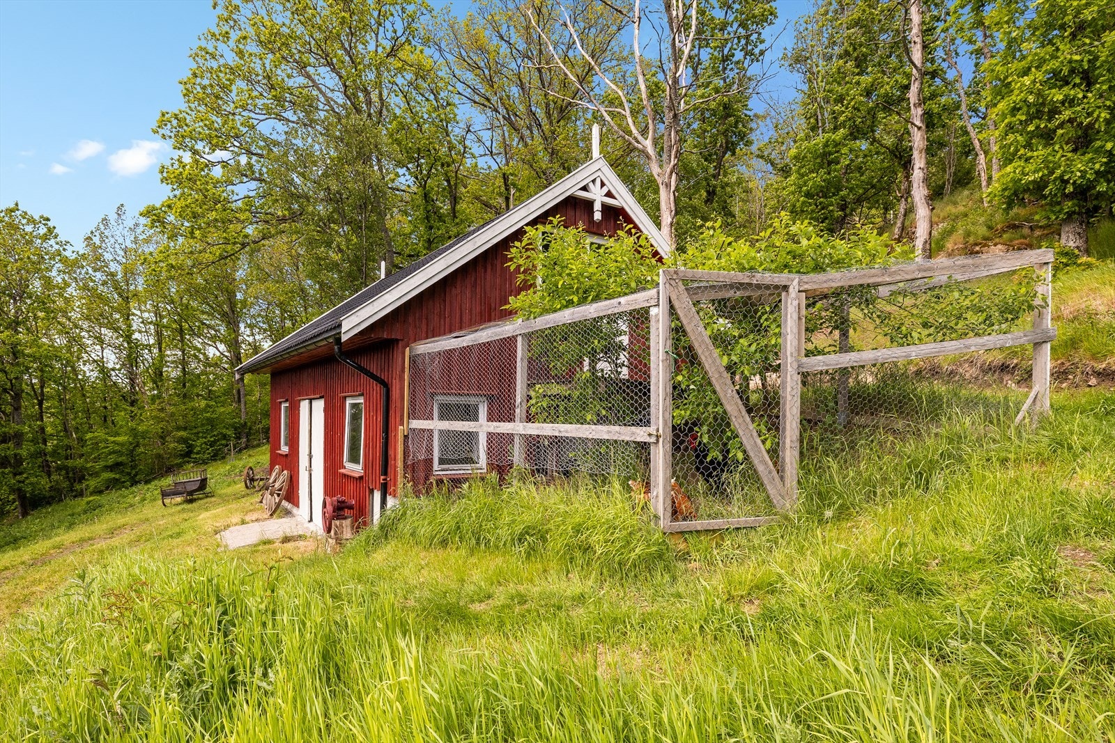 Låve og småfehus med rød tradisjonsprofil - oppført av nåværende eiere Galleribilde
