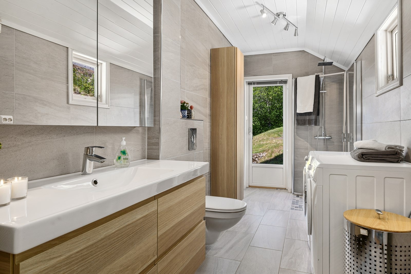 Romslig bad med dusjnisje og moderne innredning Galleribilde