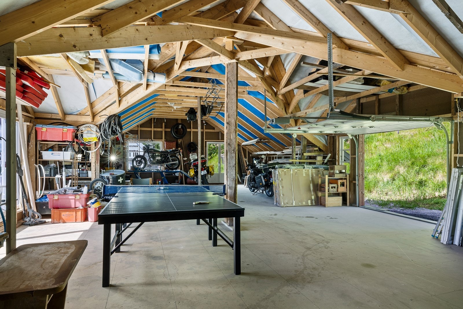 Øvre etasje i låven - åpen konstruksjon og mange bruksområder Galleribilde