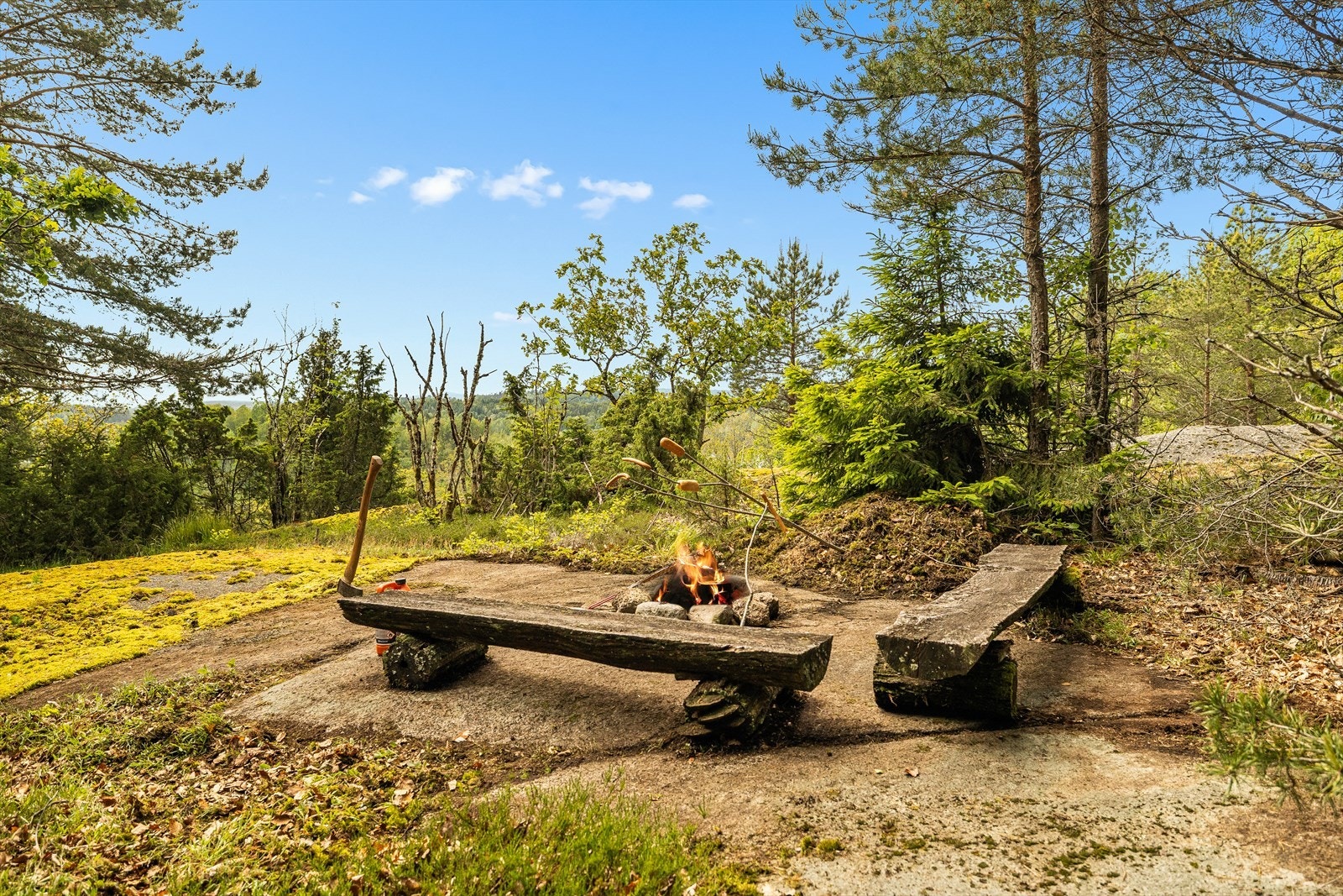 Bålpanneplass i skråningen - skjermet og stemningsfull uteplass Galleribilde