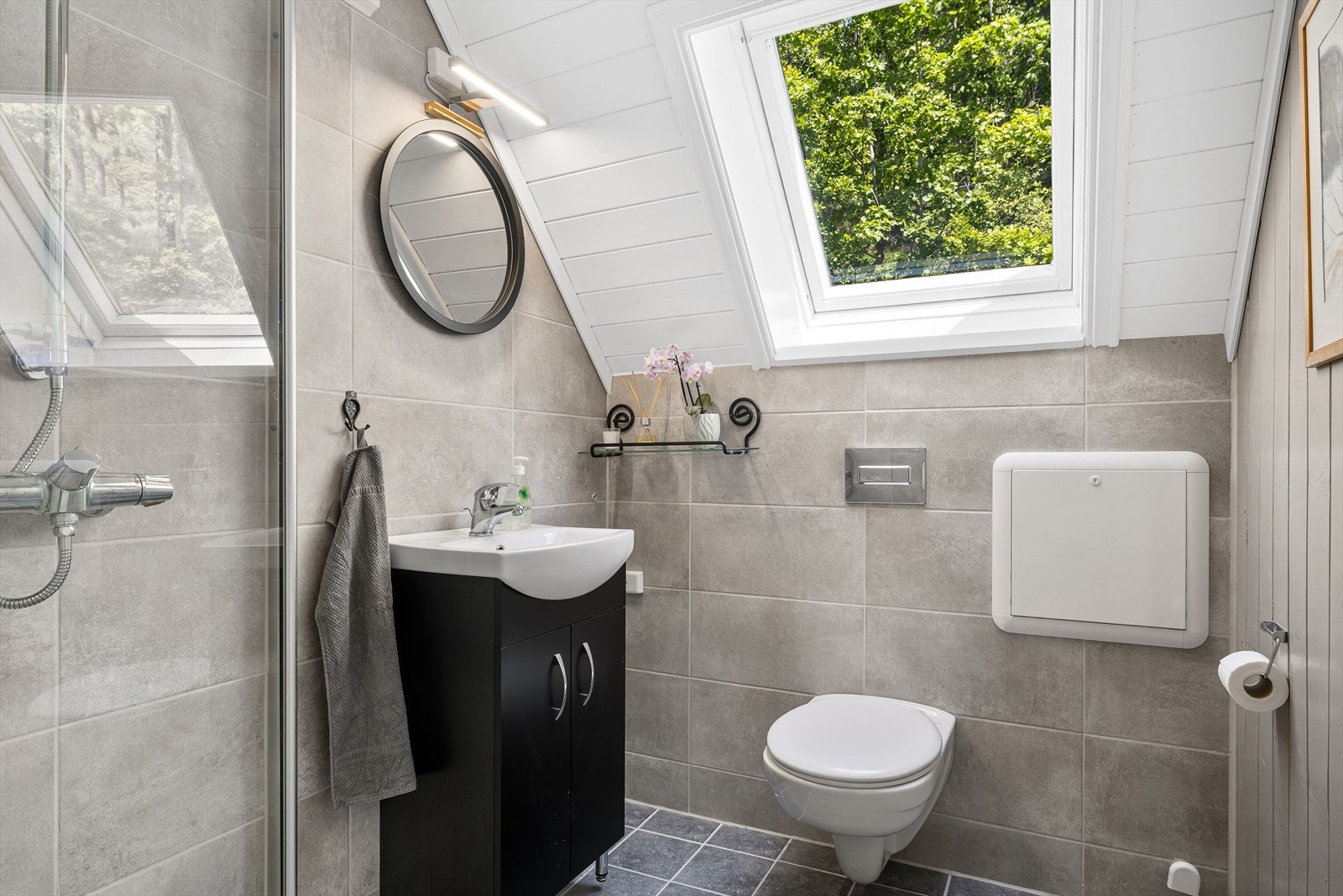 Bad i 2. etasje med fliser, vegghengt toalett og moderne dusj Galleribilde