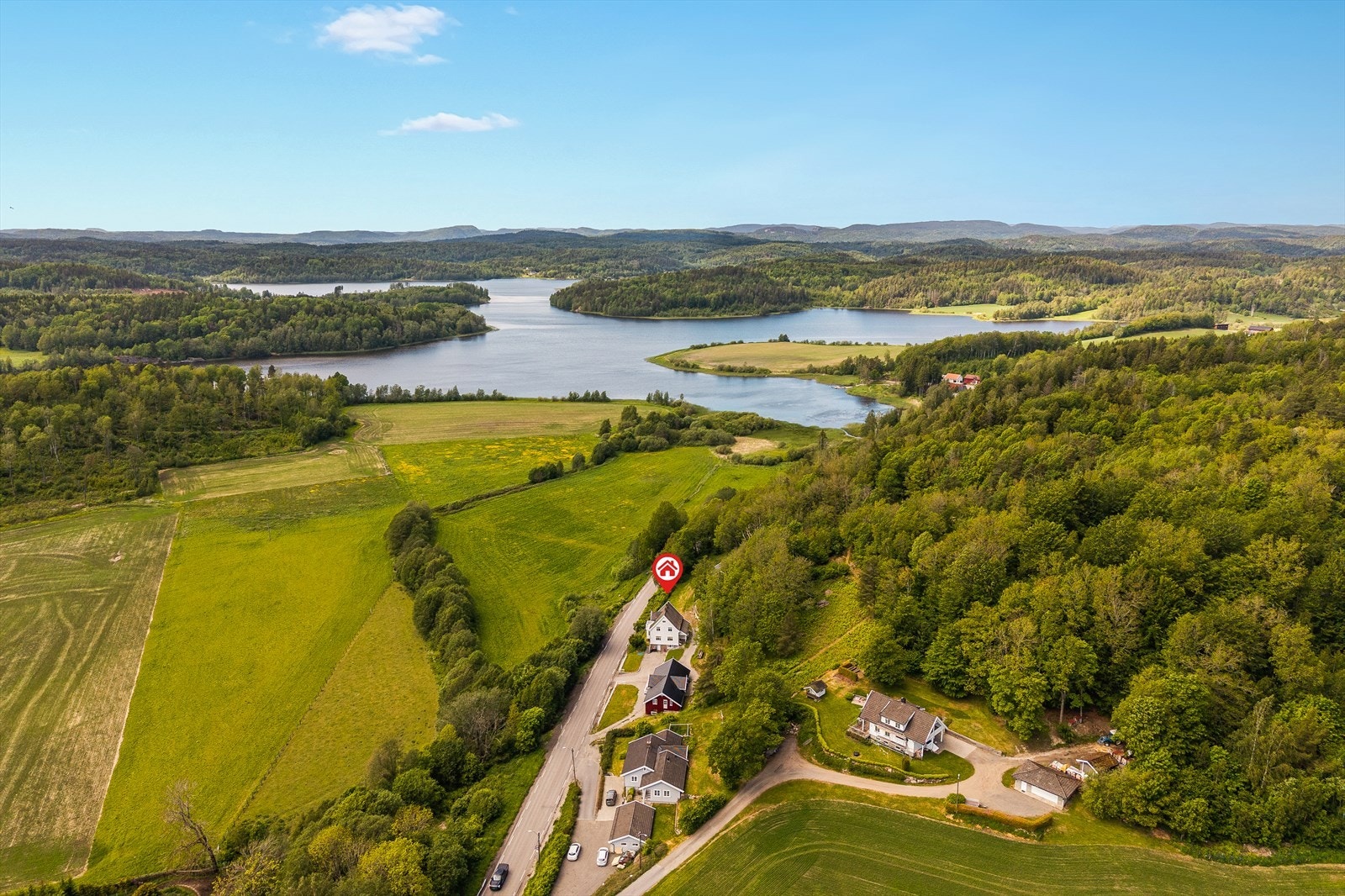 Oversiktsbilde som viser nærhet til åpent landskap og natur - eiendommen markert midt i bildet Galleribilde