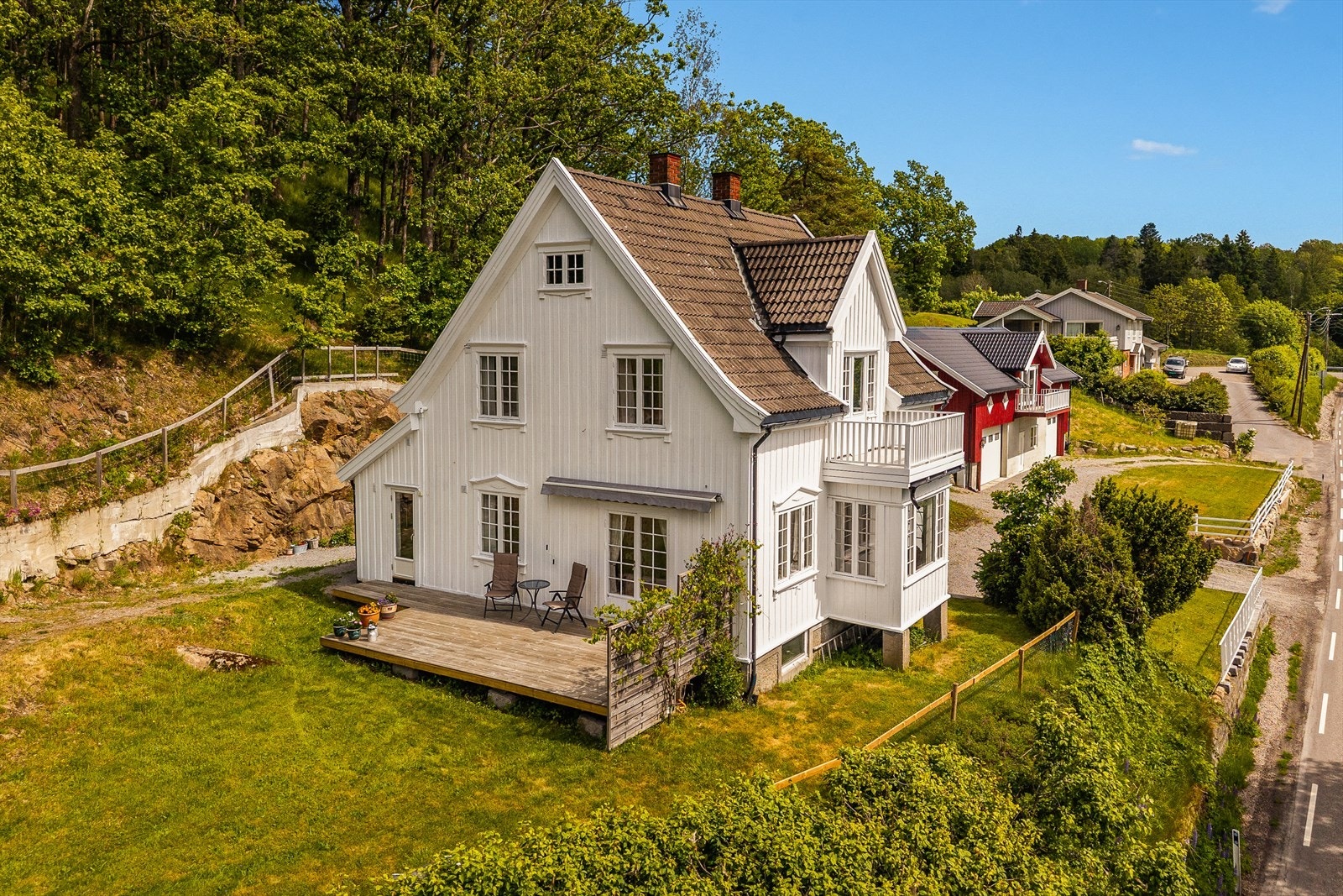 Boligen og låven sett fra oversiden - god oversikt over tun og tomt Galleribilde