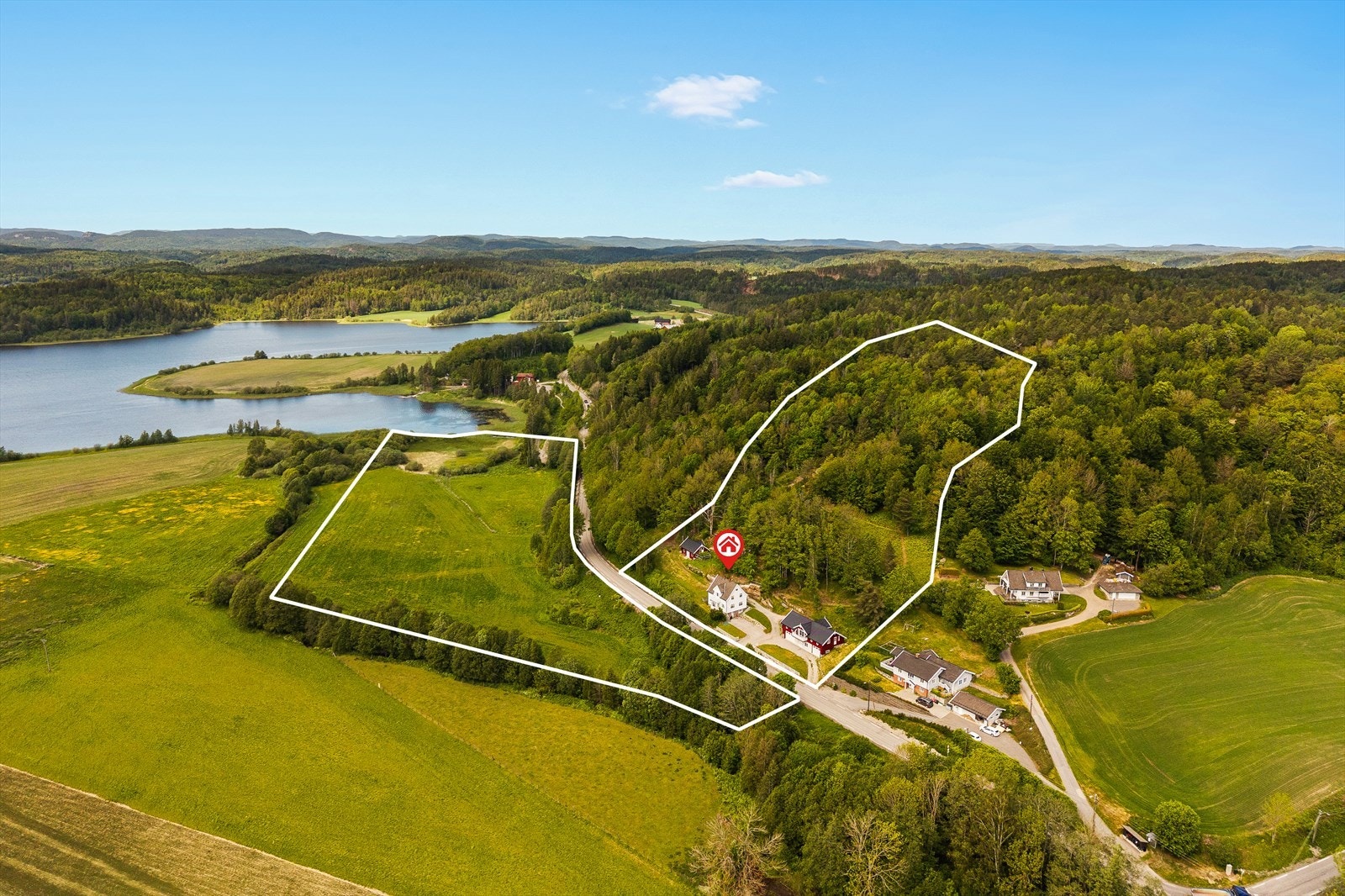 Eiendommen har et samlet areal på ca. 82 000 m² fordelt på to teiger og fremstår som en variert og romslig landbrukseiendom.
Tomtegrensen er kun ment som en illustrasjon og er ikke nøyaktig Galleribilde