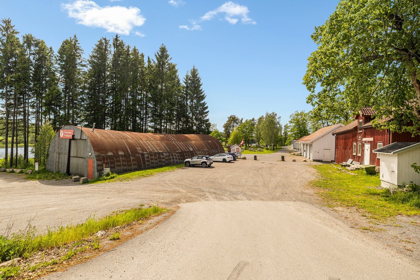 Nærmiljø - liten trafikk, landlig atmosfære og spredt bebyggelse Galleribilde