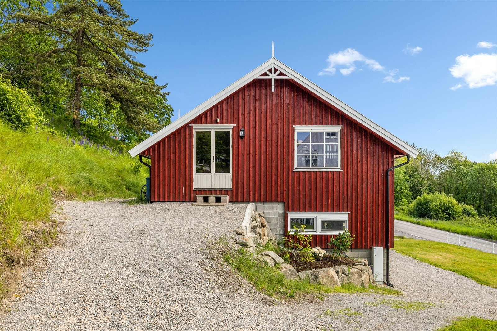 Siden av låven med egen inngang til 2. etasje Galleribilde