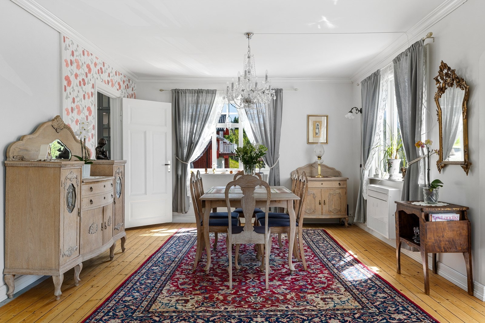 Spisestue med god plass til langbord og sosial sone Galleribilde