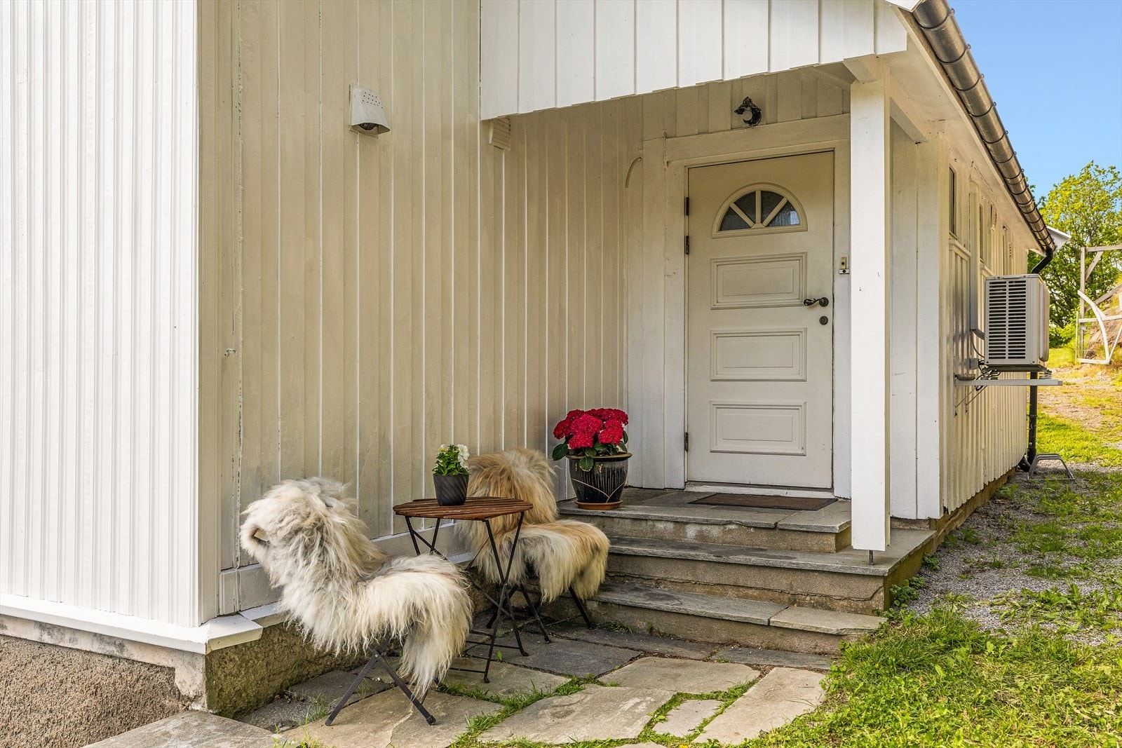 Hovedinngang med overbygd inngangsparti Galleribilde