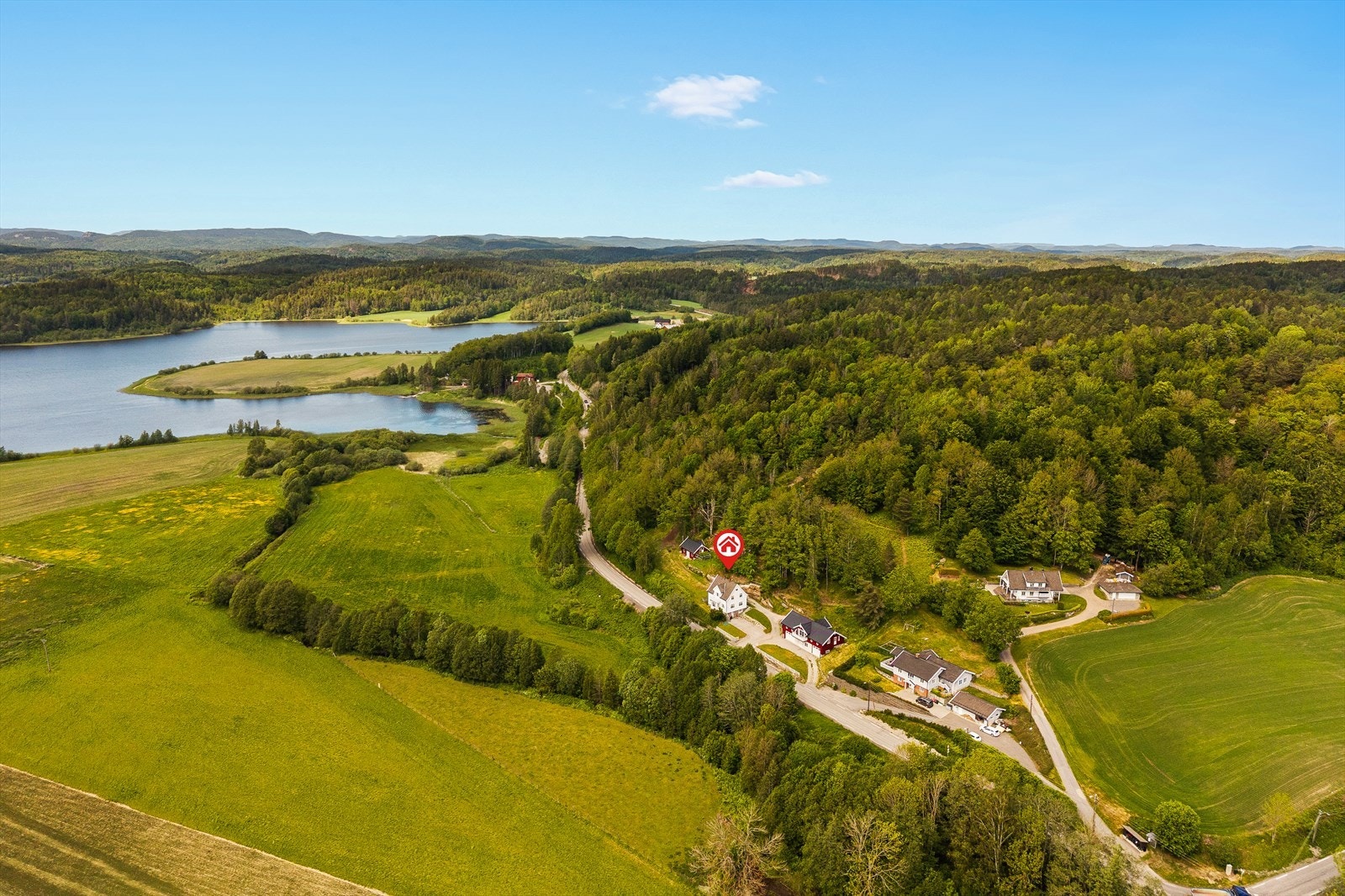 Spektakulær beliggenhet - eiendommen ligger fritt og solrikt til med utsyn over kulturlandskapet Galleribilde