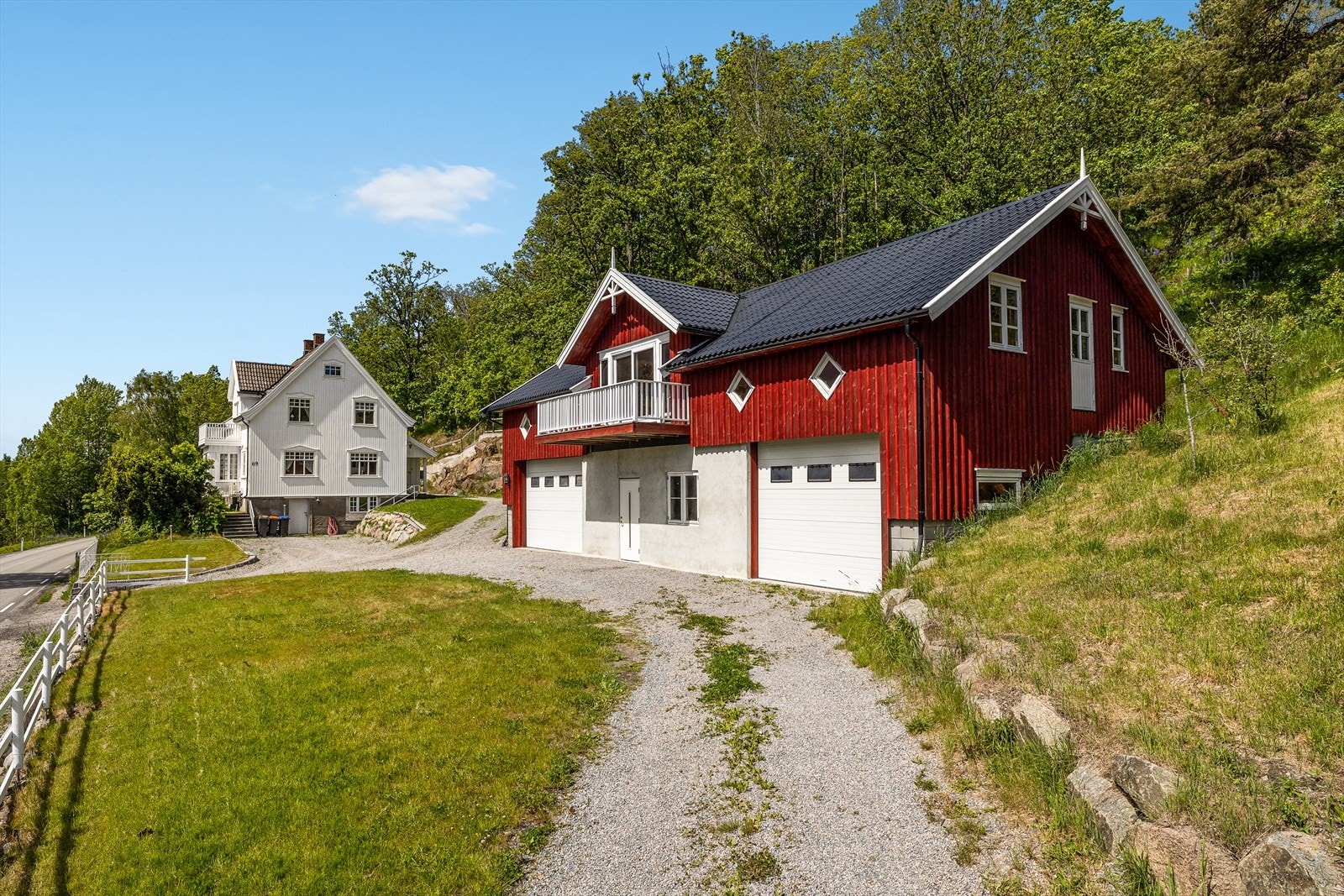 Dobbelgarasje integrert i låvebygget - praktisk og romslig Galleribilde