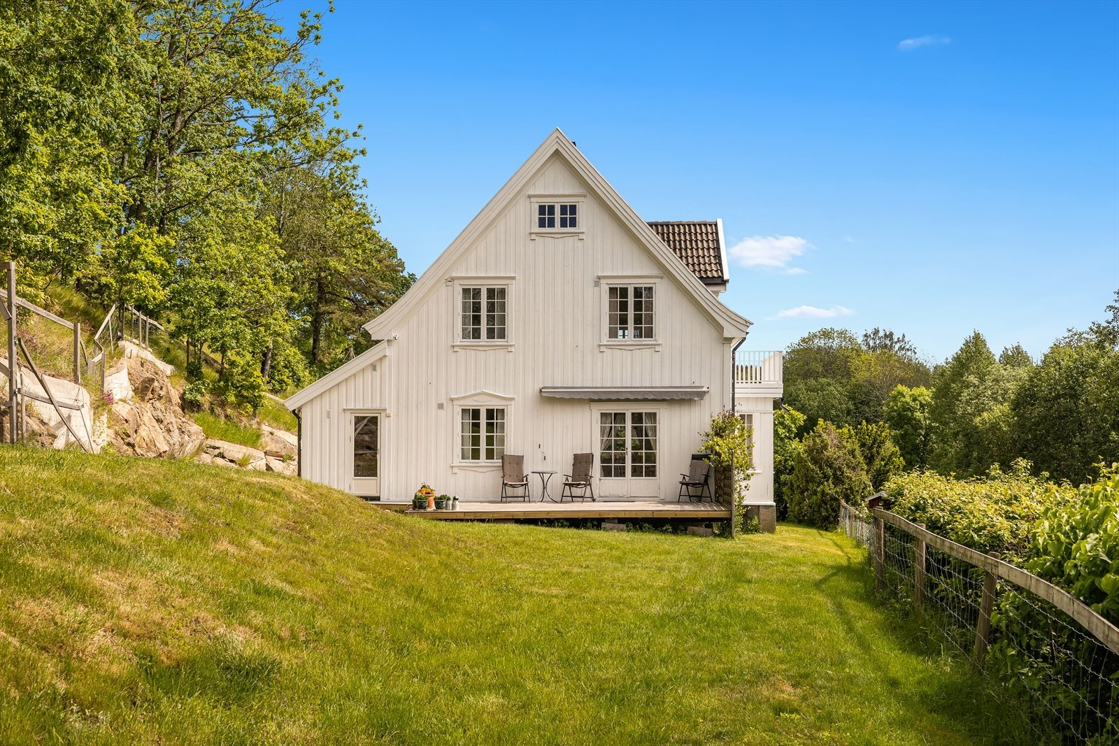 Boligen sett fra hagesiden - flott beliggenhet mot åpent terreng Galleribilde