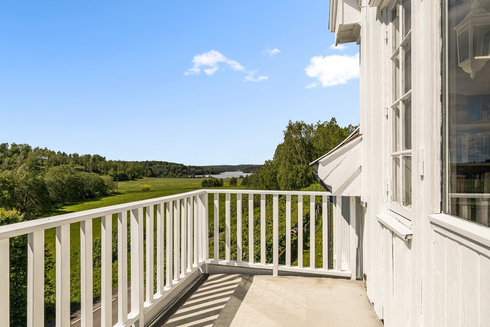 Utgang fra stue til terrasse med fin utsikt og gode solforhold Galleribilde