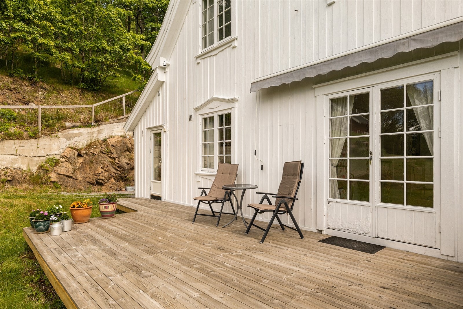 Terrasse på hagesiden - utgang fra stue og lune solforhold Galleribilde