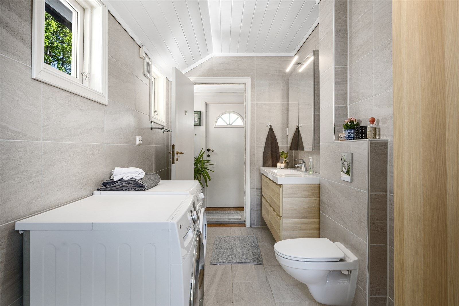 Bad med fliser, vegghengt toalett og oppgradert sanitærutstyr Galleribilde