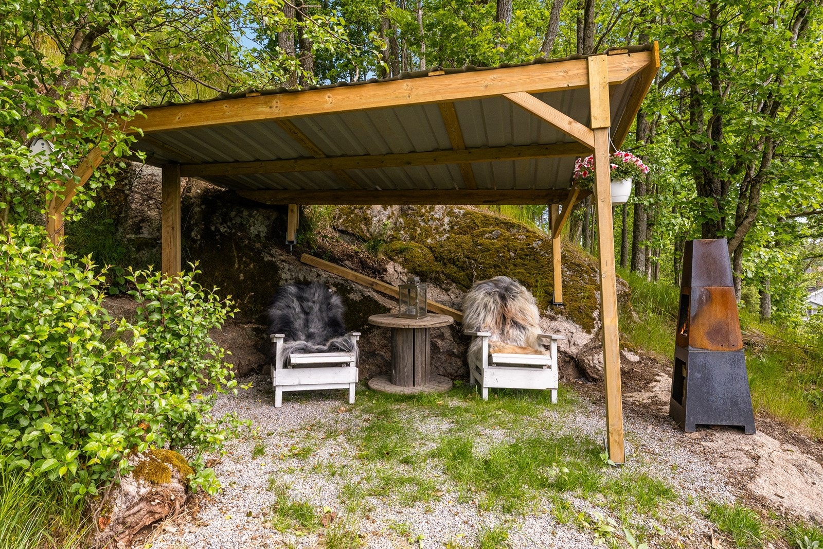 Koselig, skjermet sitteplass med tak - perfekt for rolige stunder med utsikt Galleribilde