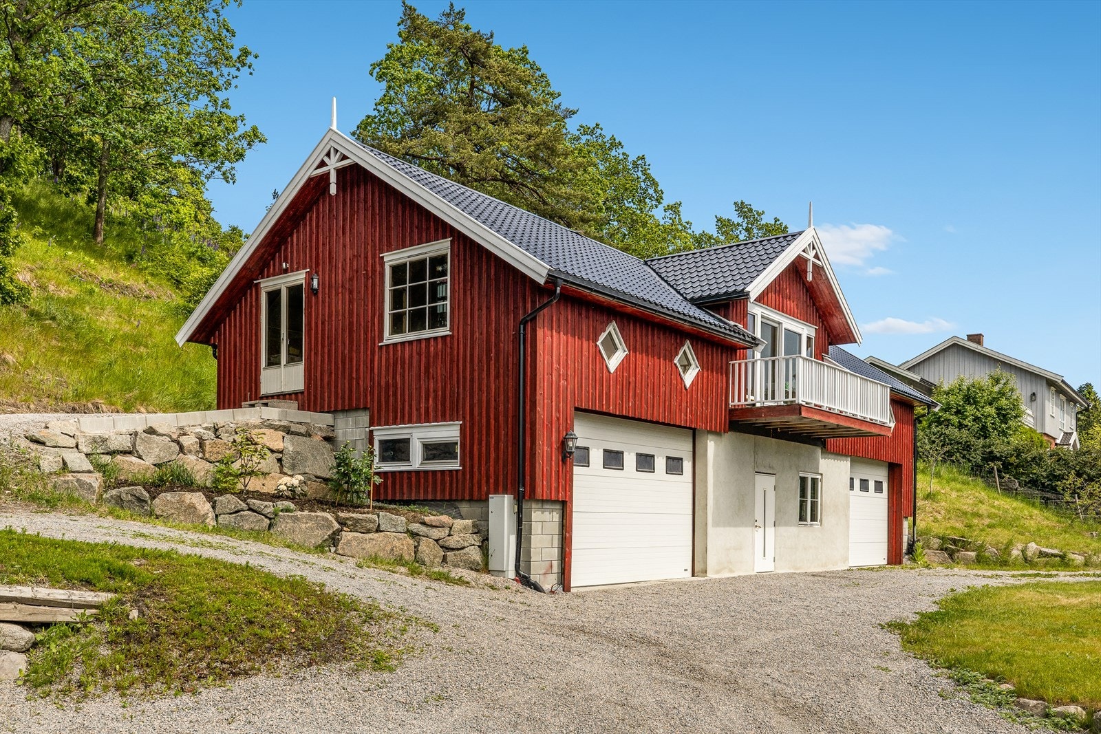 Låven sett fra tunet - bygget med garasje og lager Galleribilde