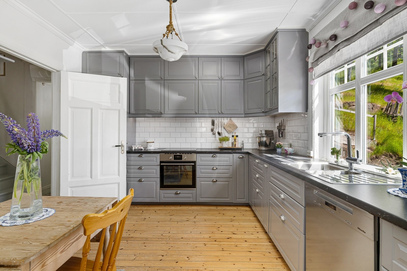 Lang kjøkkenbenk og overskap gir god arbeidsflate og oppbevaring Galleribilde