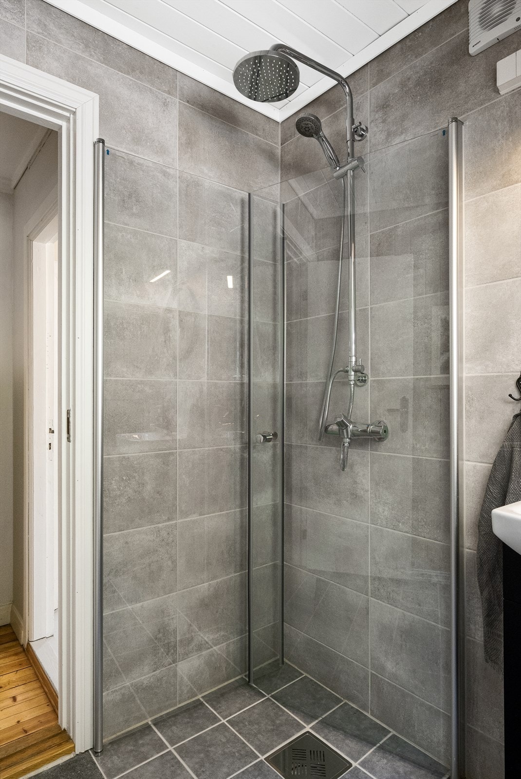 Praktisk og pent innredet bad med dusjhjørne Galleribilde