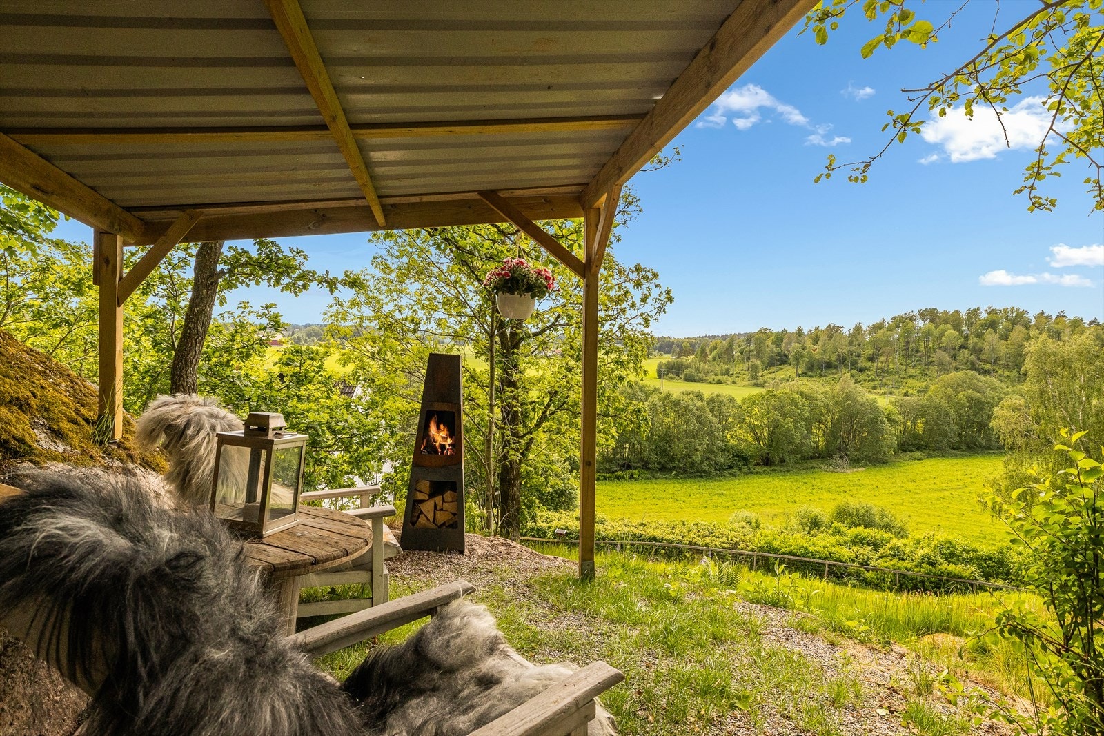 Gapahuk med sittegruppe og utsyn over landskapet Galleribilde