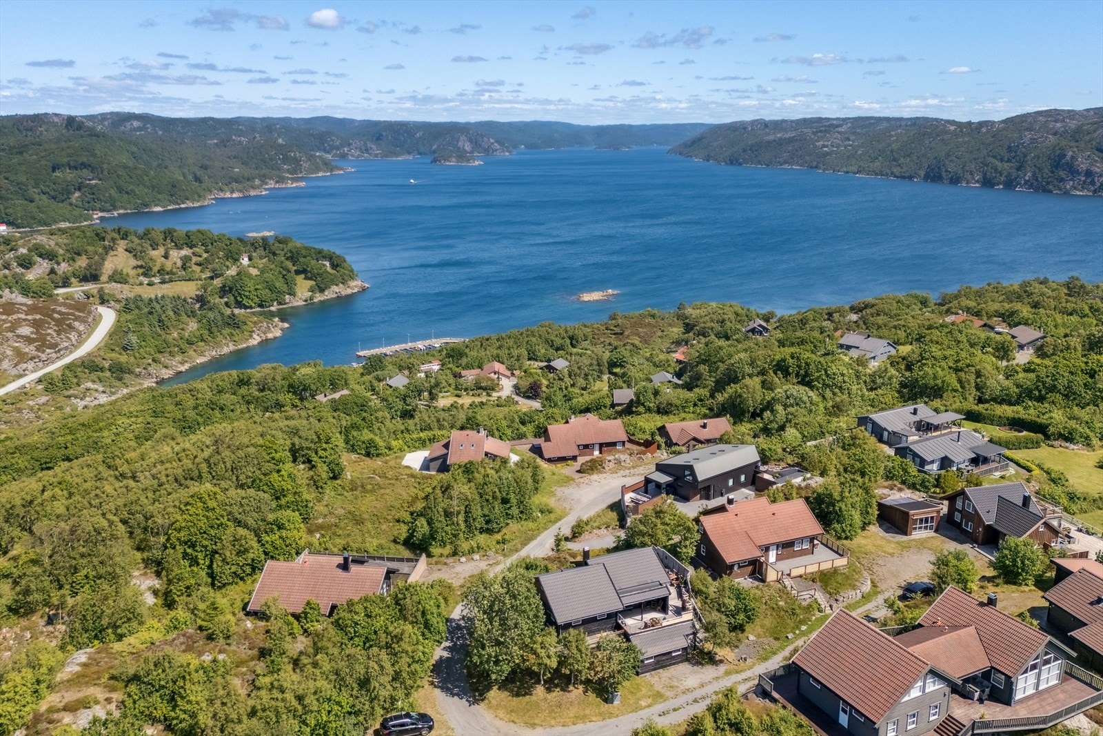 Flott hytte beliggende i høyden som gir en flott utsikt mot sjøen. Galleribilde