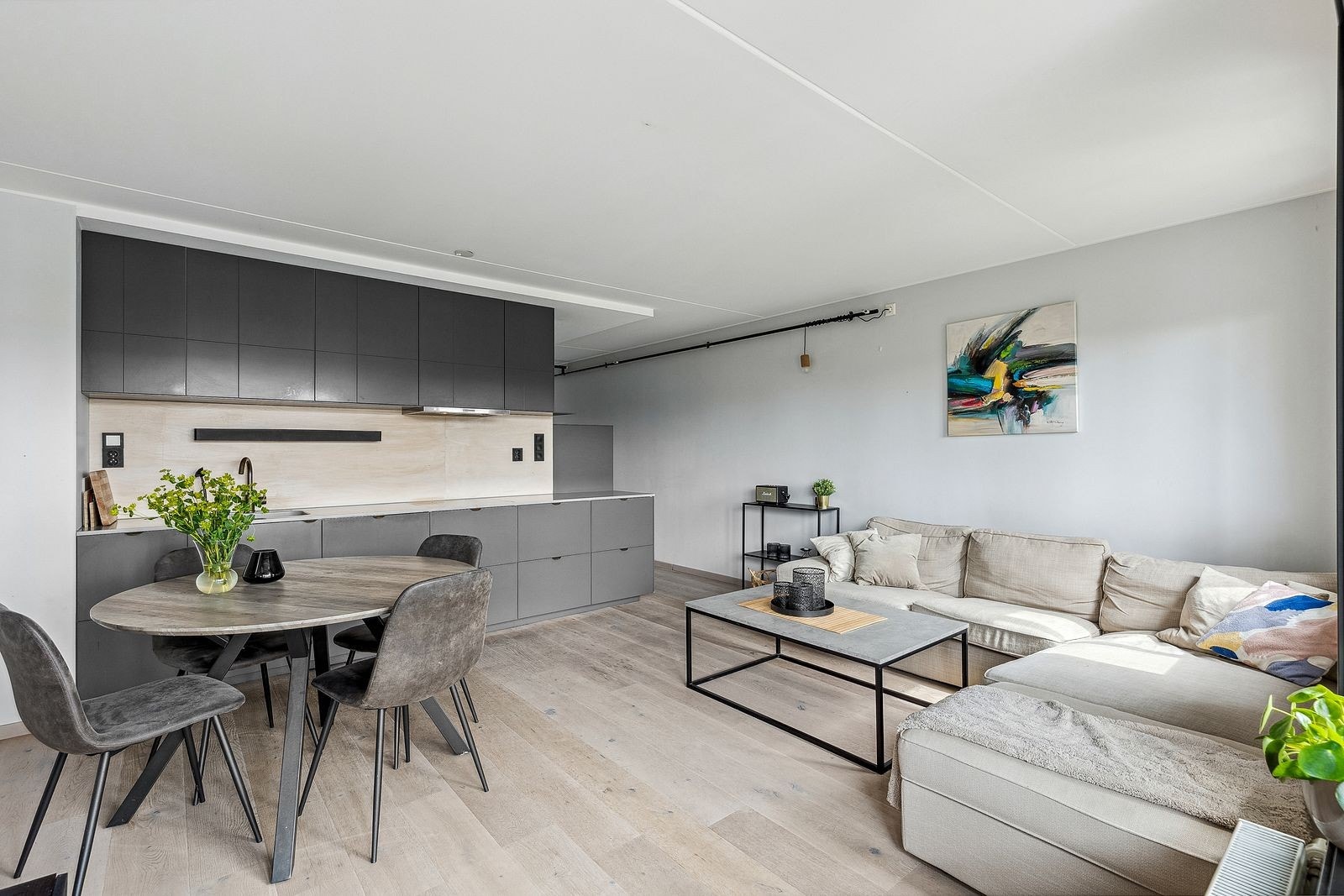 Åpen stue/kjøkken løsning med utgang til balkong, sofa følger med Galleribilde