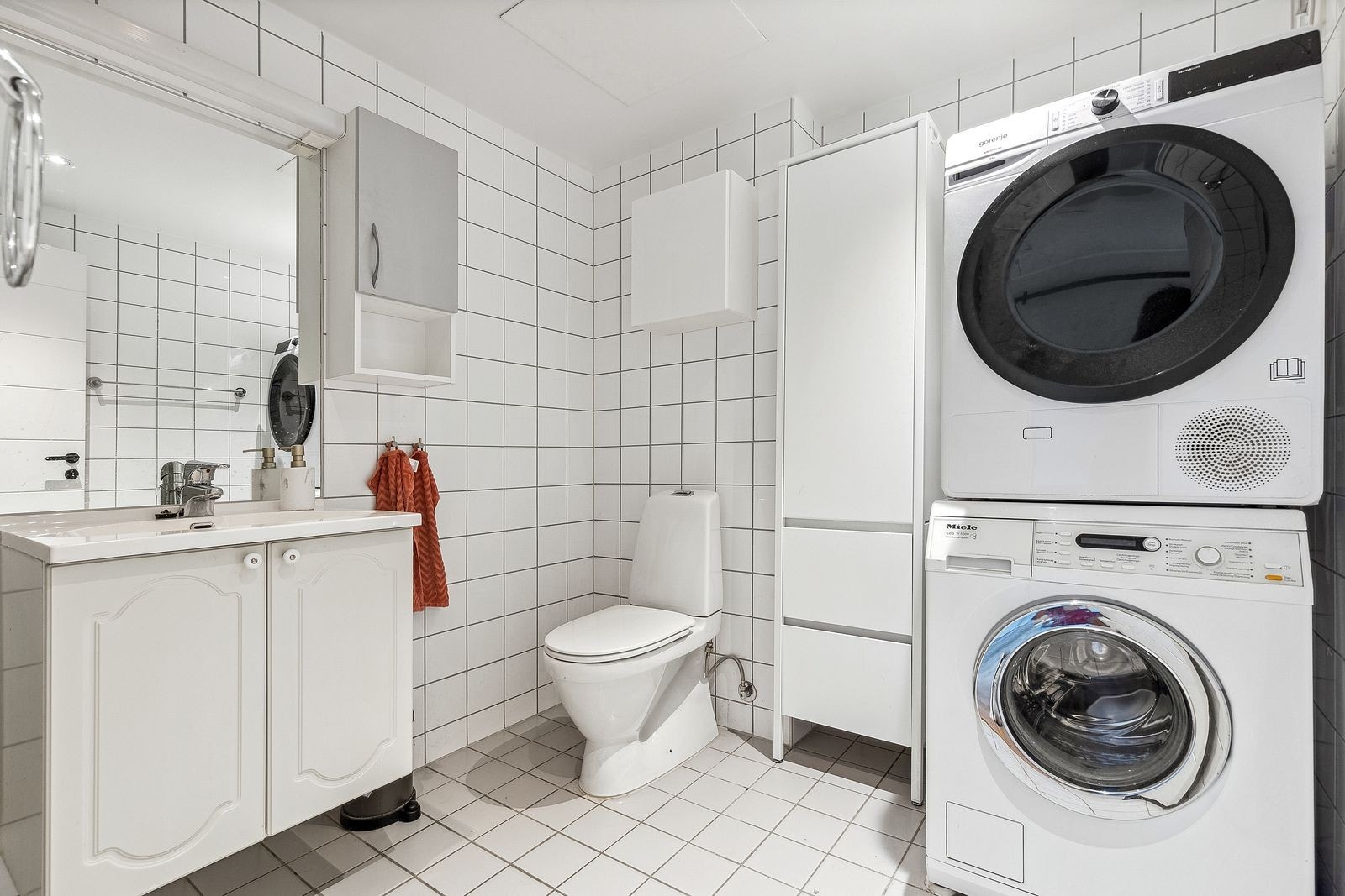 Pent flislagt bad med vaskemaskin og tørketrommel Galleribilde