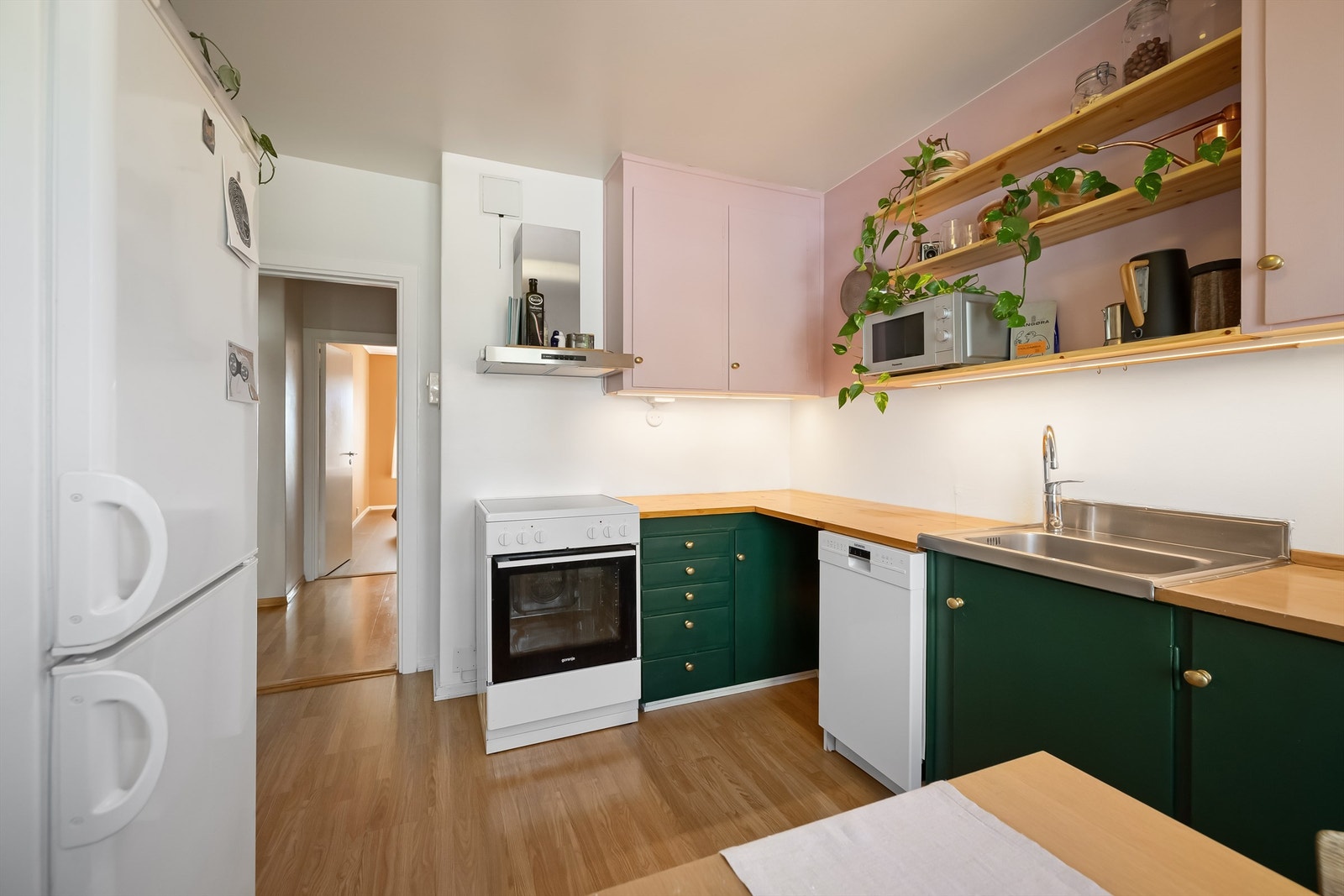Innredning med glatte fronter. Benkeplate av tre. Galleribilde