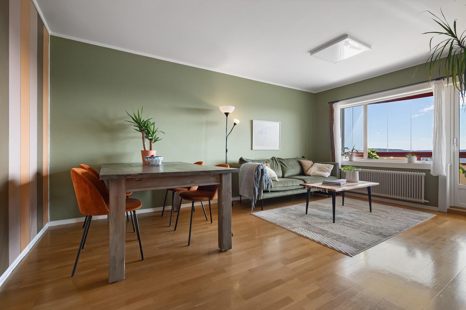 Stuen har god plass til både sofa- og spisebordseksjon. Galleribilde