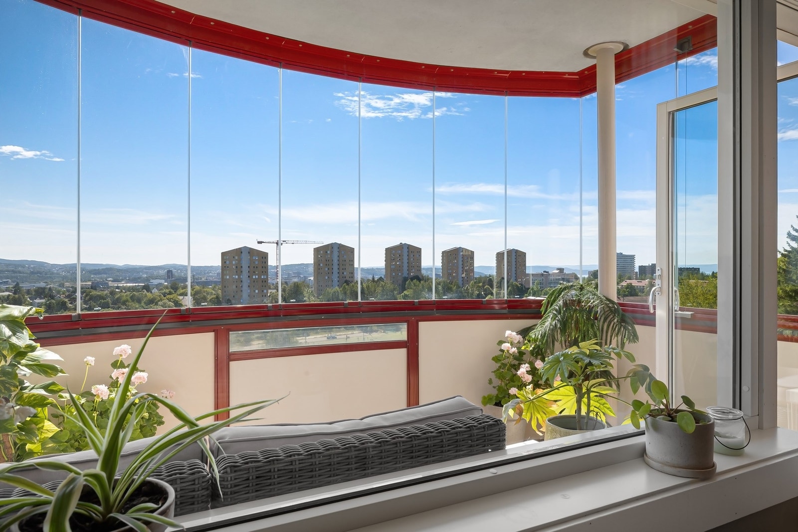 Innglasset balkong - Gulvoverflater er belagt med terrassebord. Galleribilde