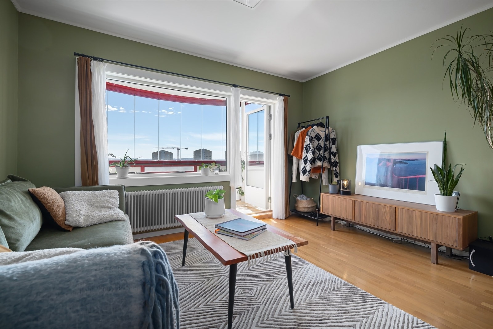 Vinduer og balkongdør med karmer av tre/aluminium og tolags/tre-lags glass fra 2014. Galleribilde