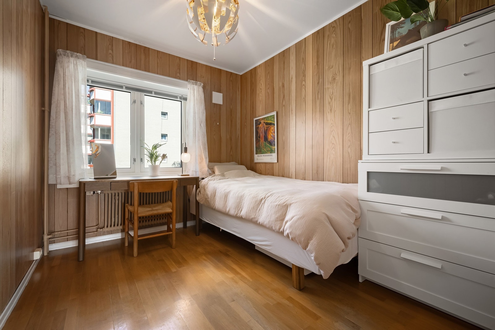 Soverom 1 - God plass til dobbeltseng her også, men kan også brukes til gjesterom, barnerom eller kontor. Galleribilde