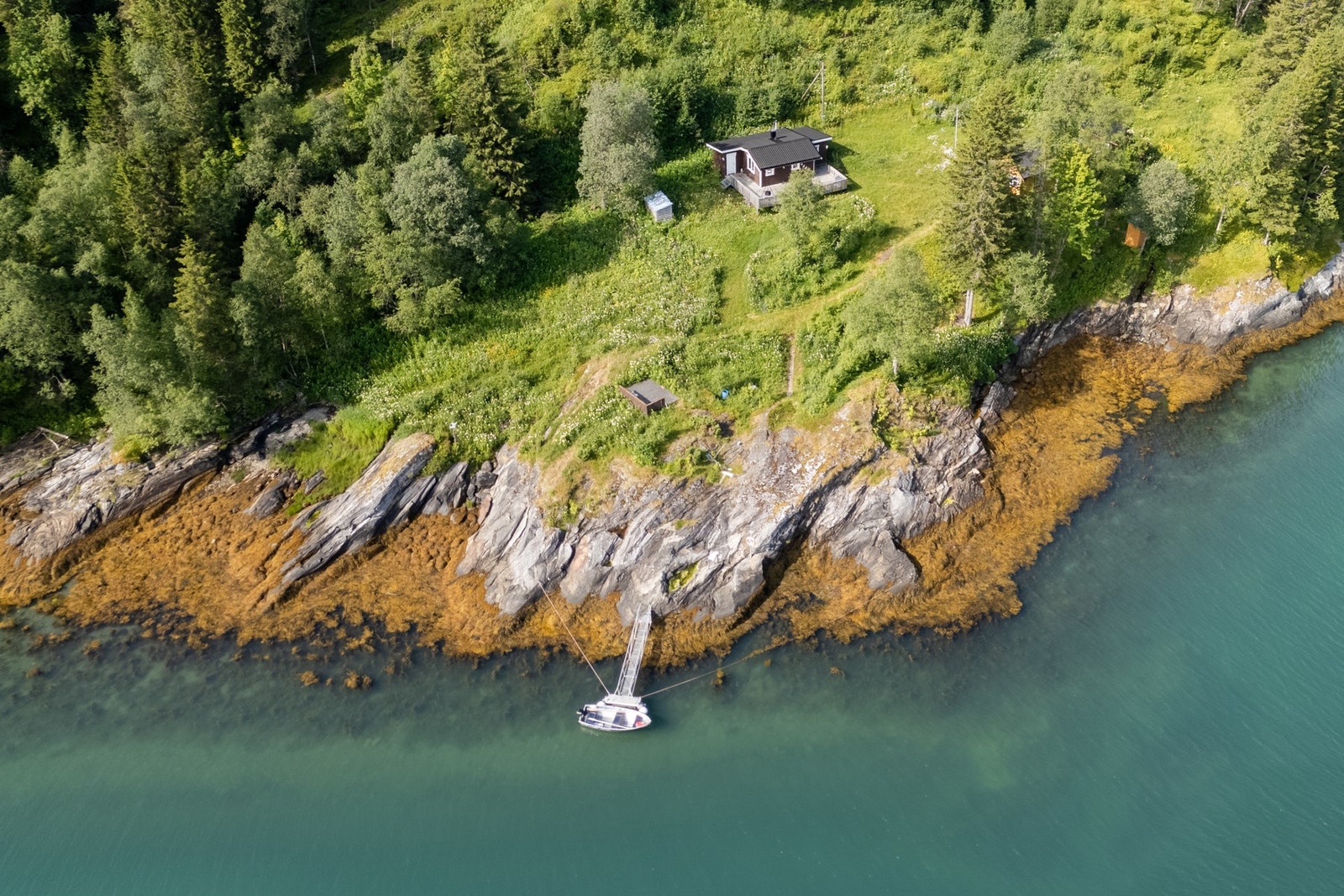 Eiendommen har en unik og sjeldent skjermet beliggenhet med adkomst kun via sjøen. Galleribilde