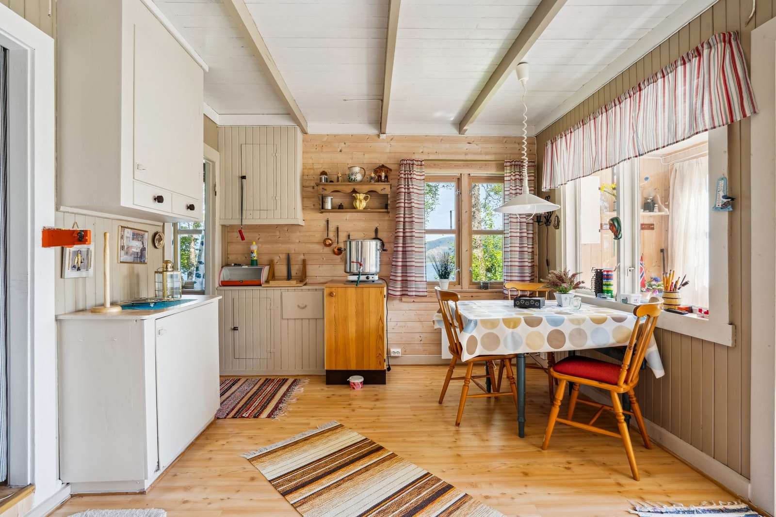 Koselig og funksjonelt hyttekjøkken. Galleribilde