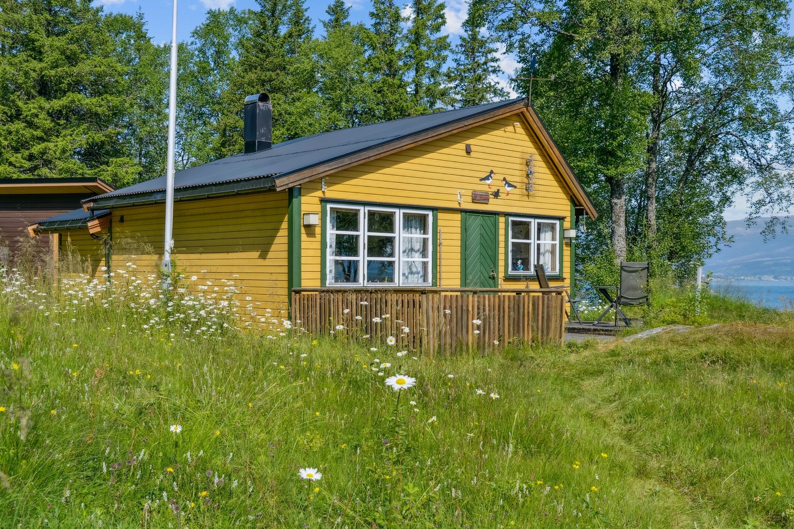 Hytte med anneks på usjenert tomt. Adkomst via båt. Landgang m/ liten brygge. Selges møblert! Galleribilde