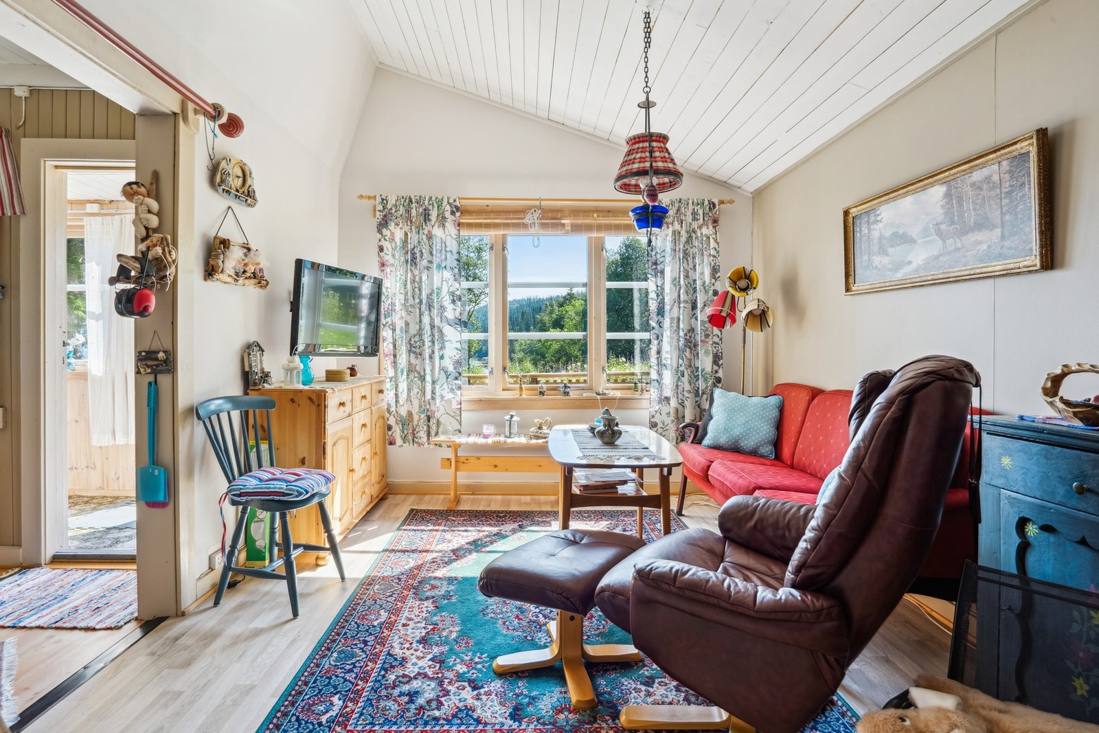 Hytten selges møbelert. Galleribilde