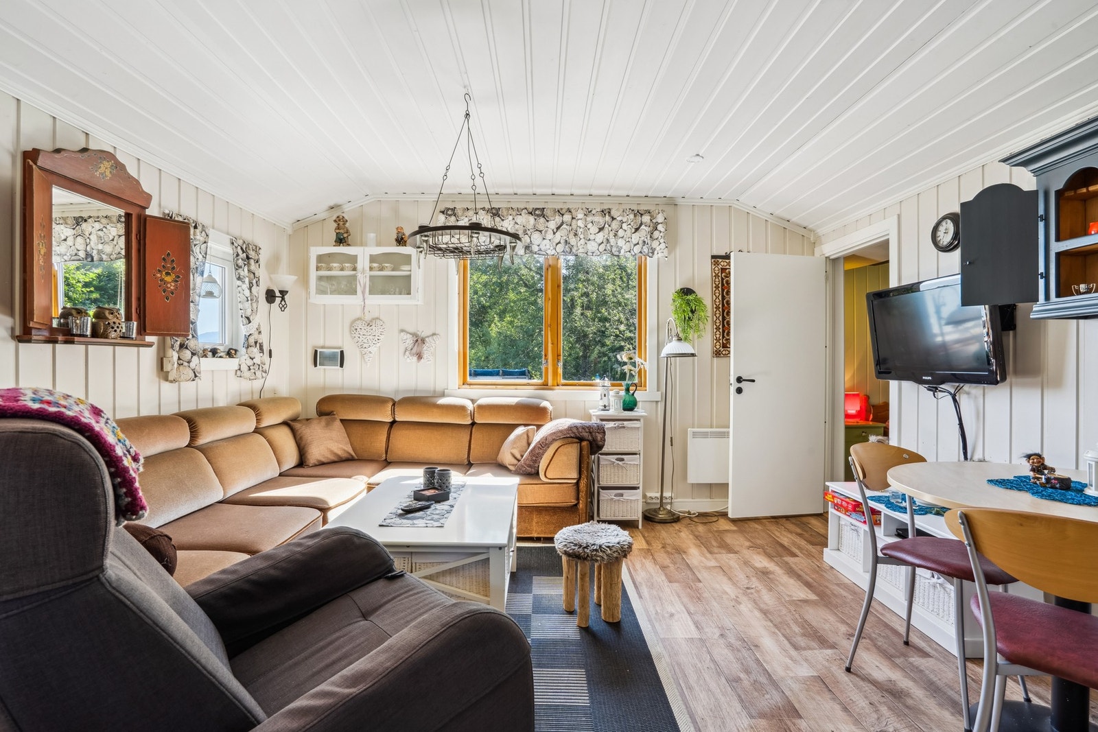 Både hytta og annekset blir varmet opp med vedfyring og elektrisitet. Galleribilde