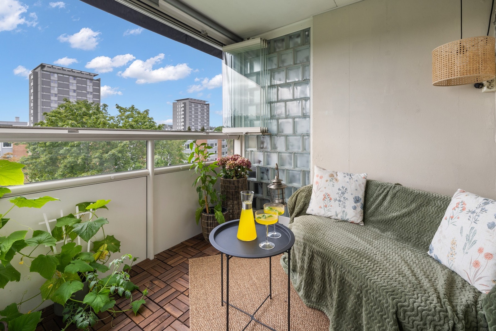 Stue med utgang til solrik, sydvestvendt Innglasset balkong på 5,4 m². Galleribilde