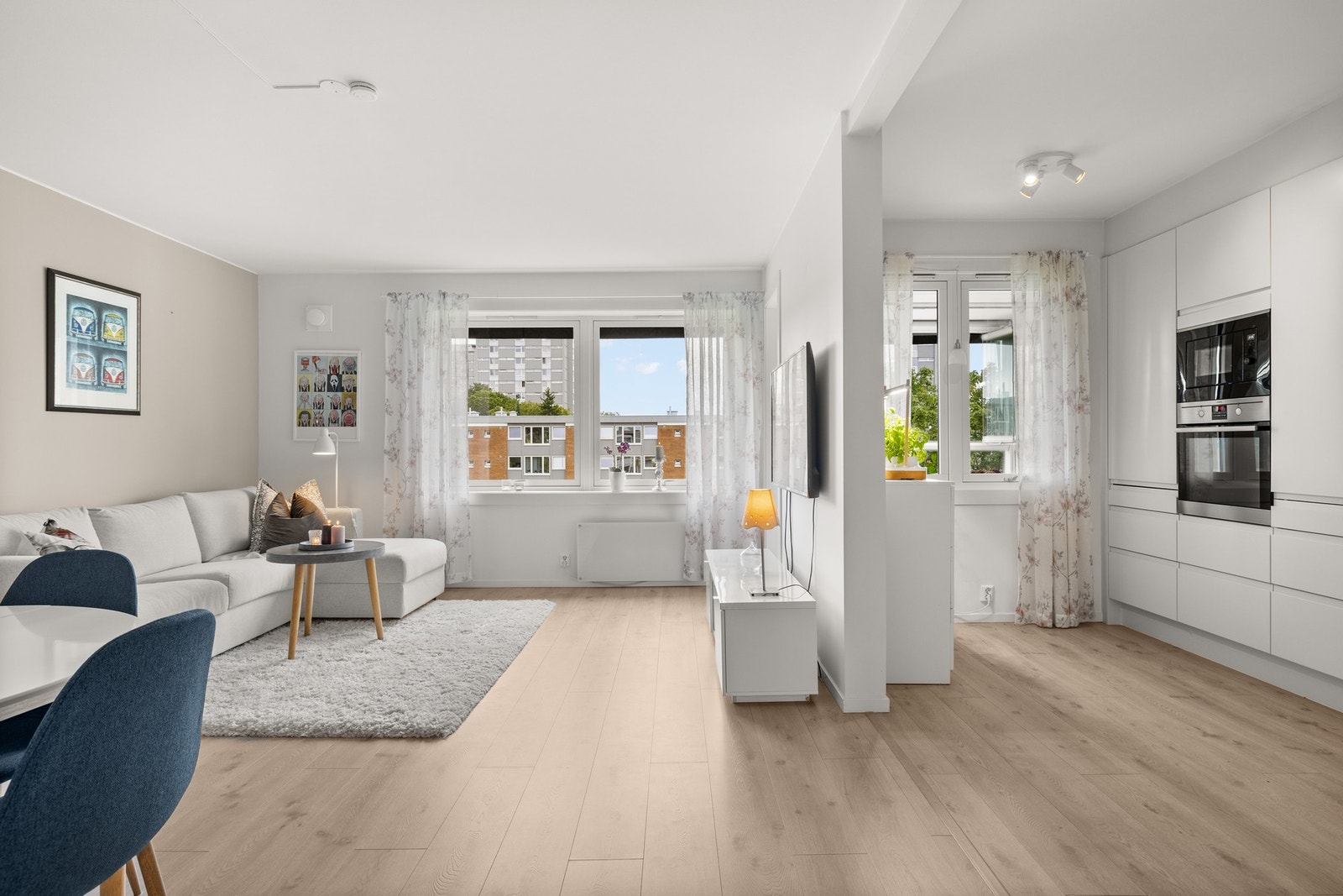 Romslig og lys stue med gode innredningsmuligheter. Galleribilde