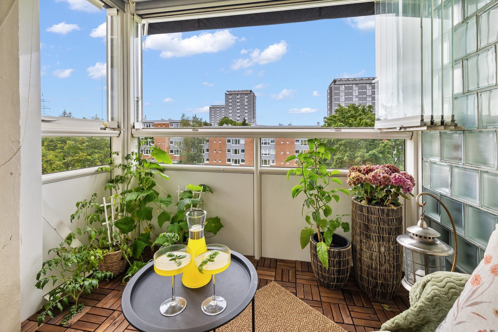 Koselig og helt usjenert balkong med varmelampe. Galleribilde