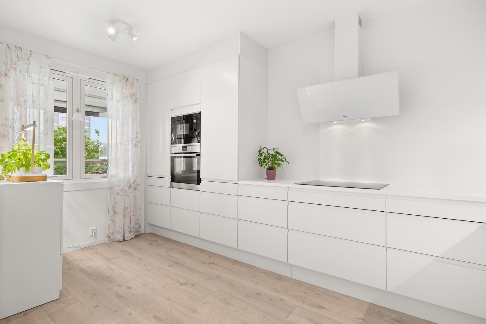 Integrert oppvaskmaskin, kjøle- og fryseskap, stekeovn, mikrobølgeovn (fra 2022) og induksjonstopp. Oppvaskmaskin fra Whirlpool. Mikrobølgeovn fra Electrolux. Øvrige hvitevarer fra AEG. Galleribilde