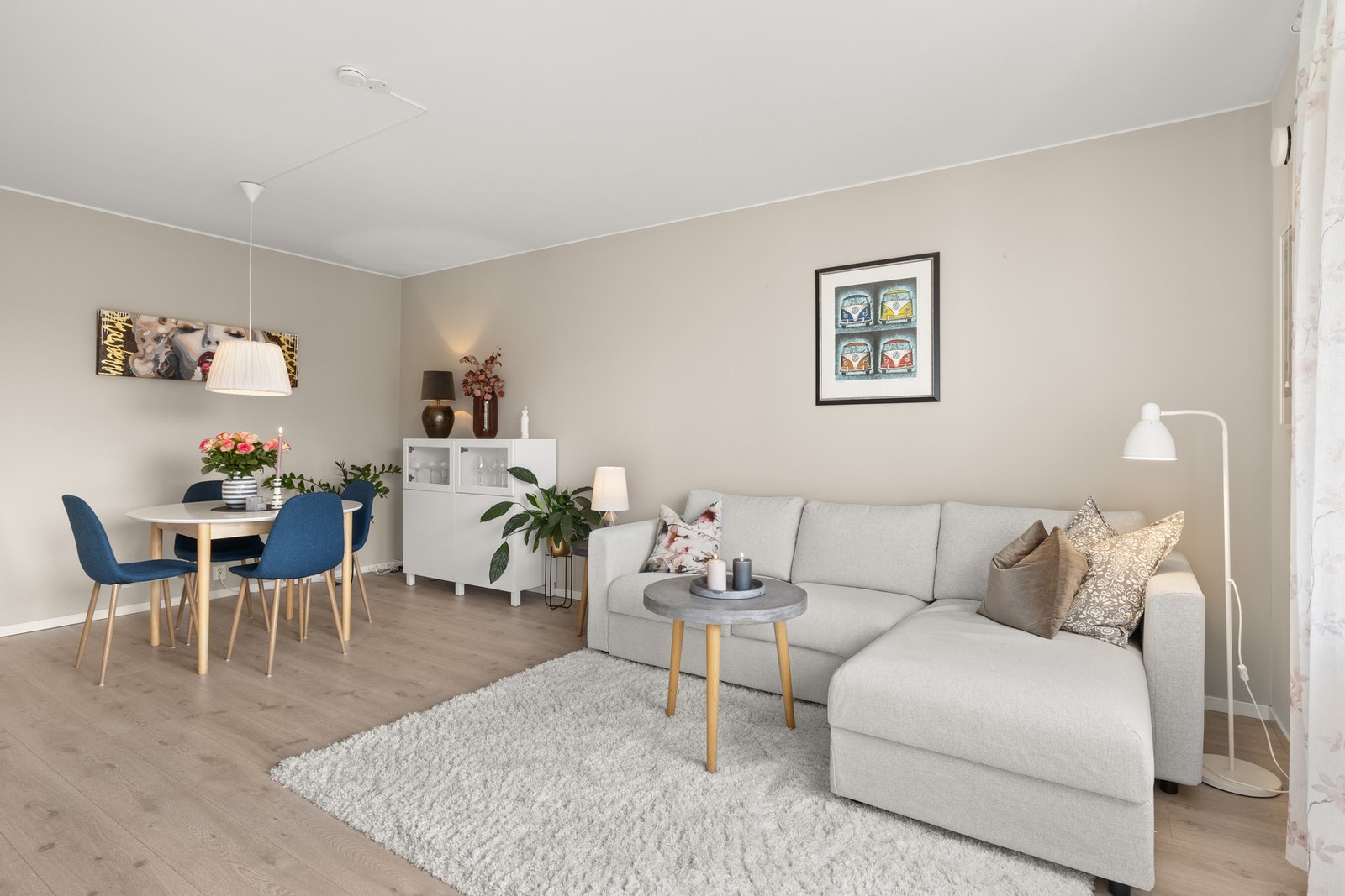 Du får god plass til å innrede med et spisebord og en stor sofagruppe i stuen. Galleribilde