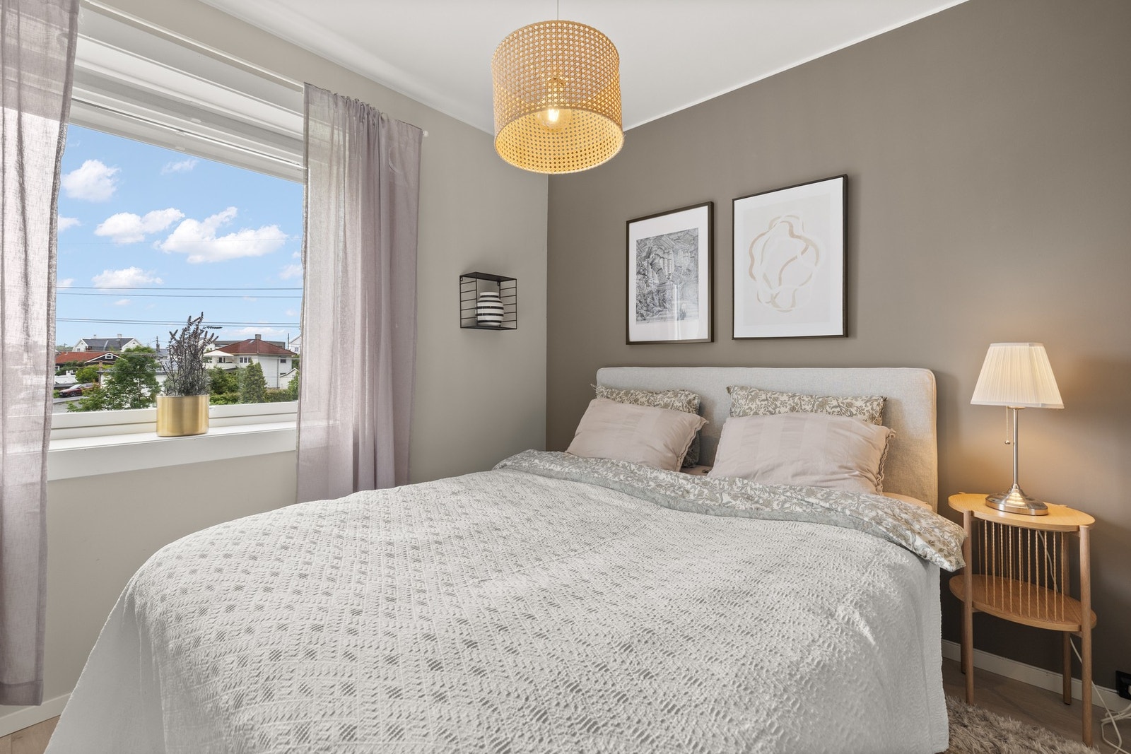 Begge soverommene ble malt i 2023. Galleribilde