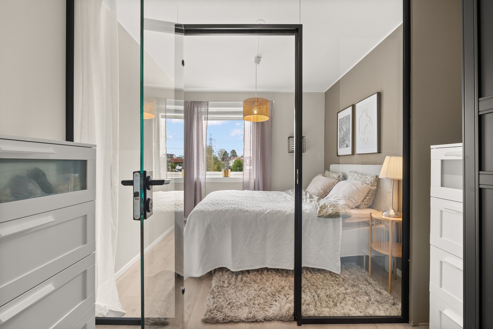 Boligen har 2 soverom av god størrelse, hvorav det største soverommet er delt av til to soner med glassvegg. Galleribilde