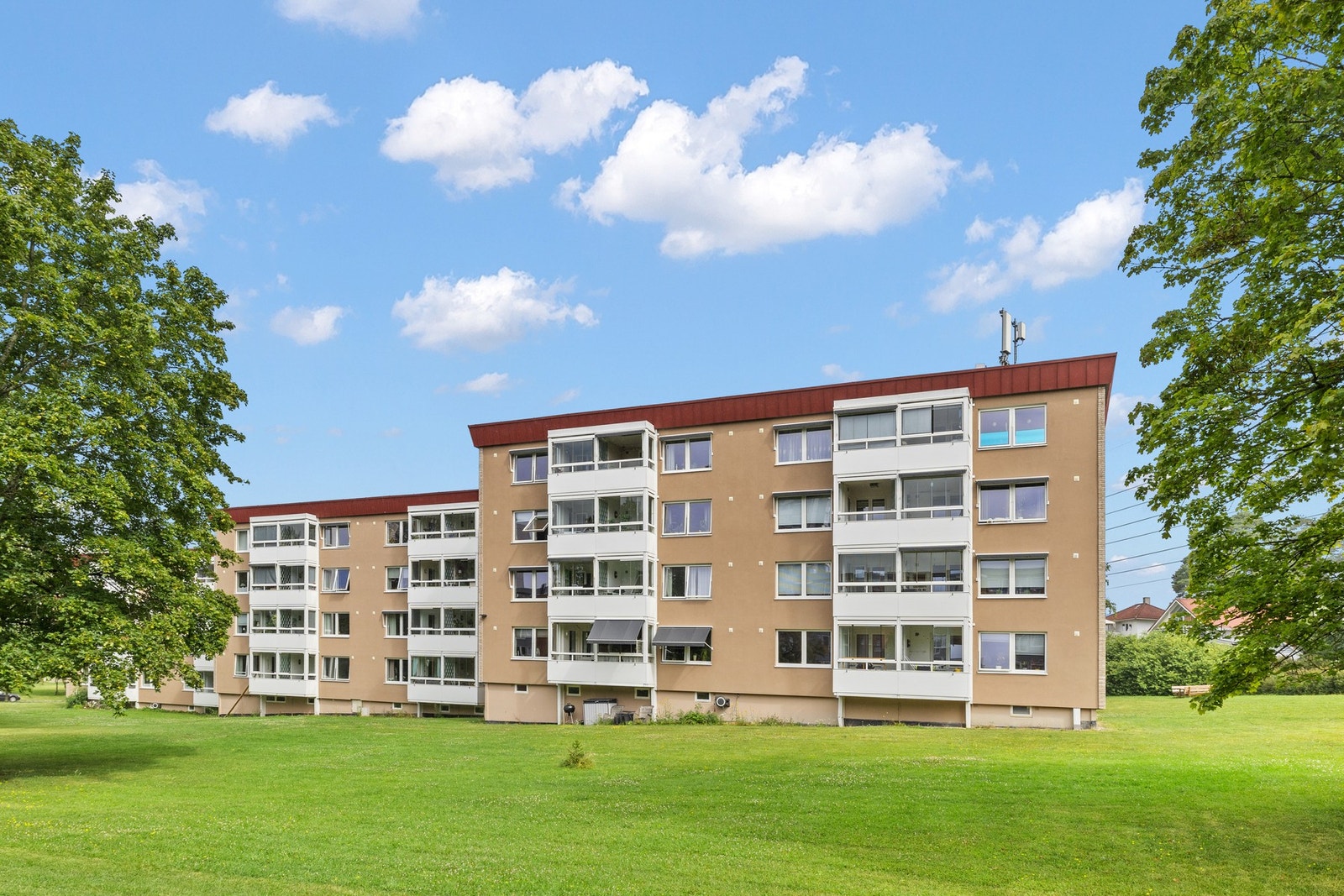 Boligen ligger rolig og tilbaketrukket til. Galleribilde