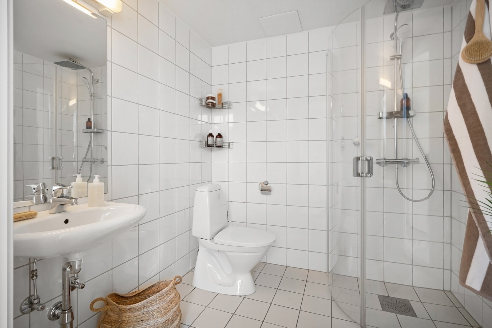 Romslig dusjgarnityr med innfellbare dusjdører og nyere dusjgarnityr (2022). Galleribilde