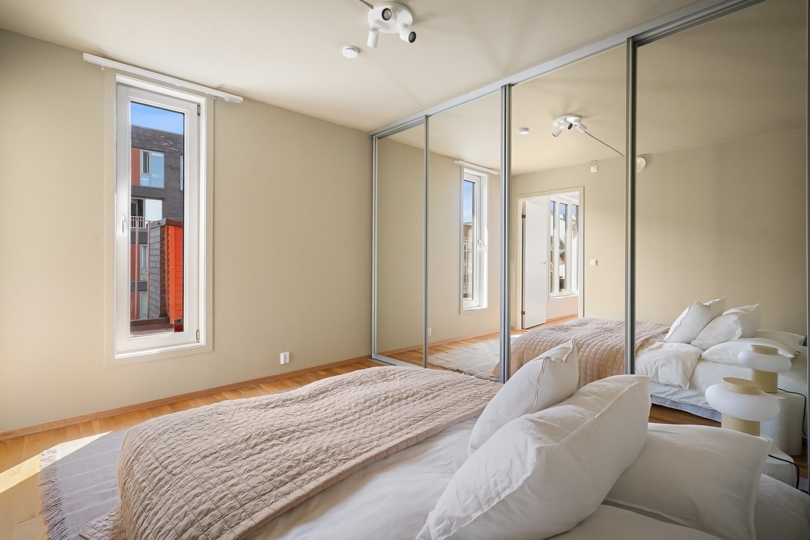 Skyvedørsgarderobe med speilfronter. Galleribilde