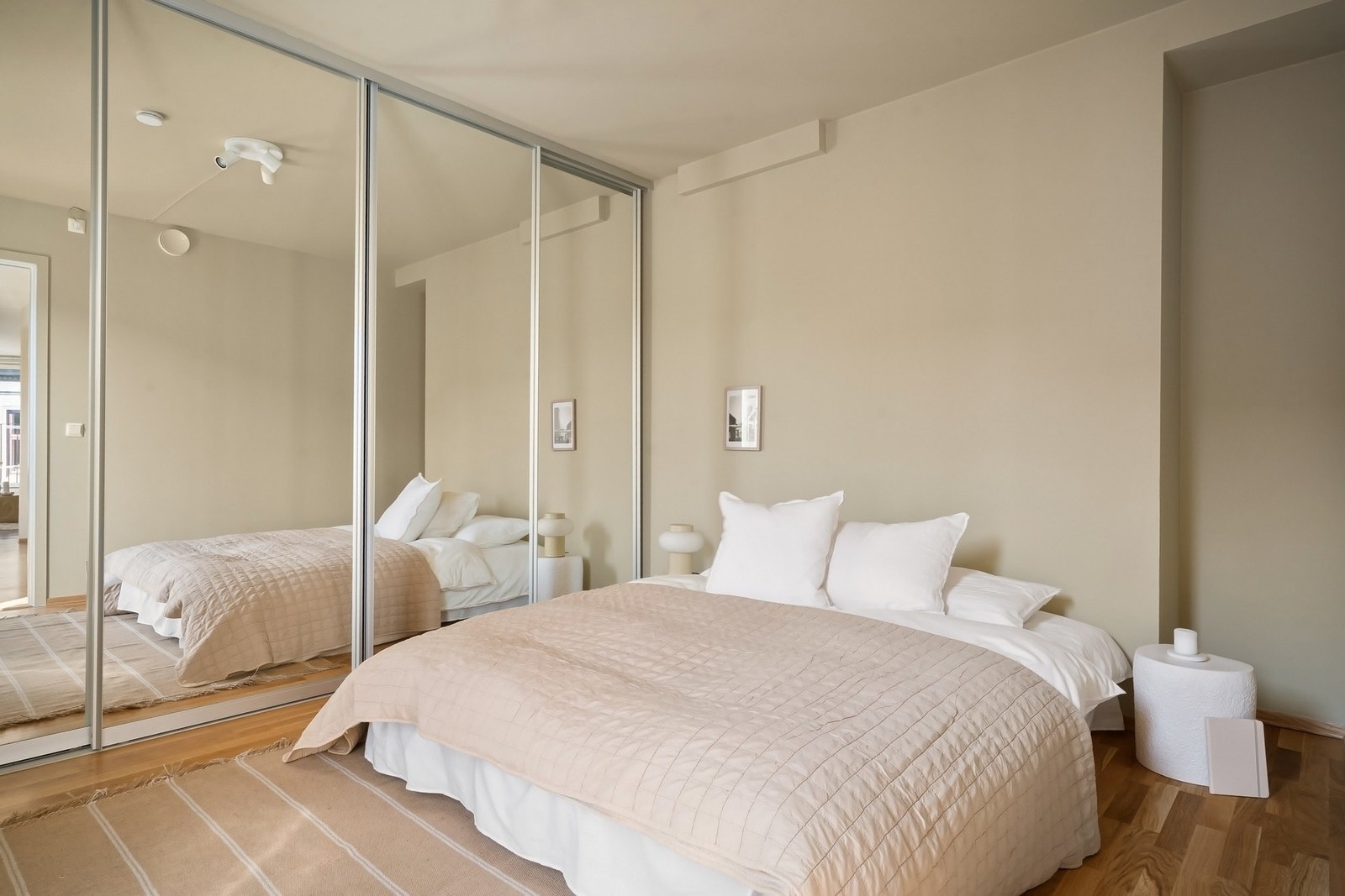 Stort og innbydende soverom med plass til stor dobbeltseng og tilhørende nattbord. Galleribilde