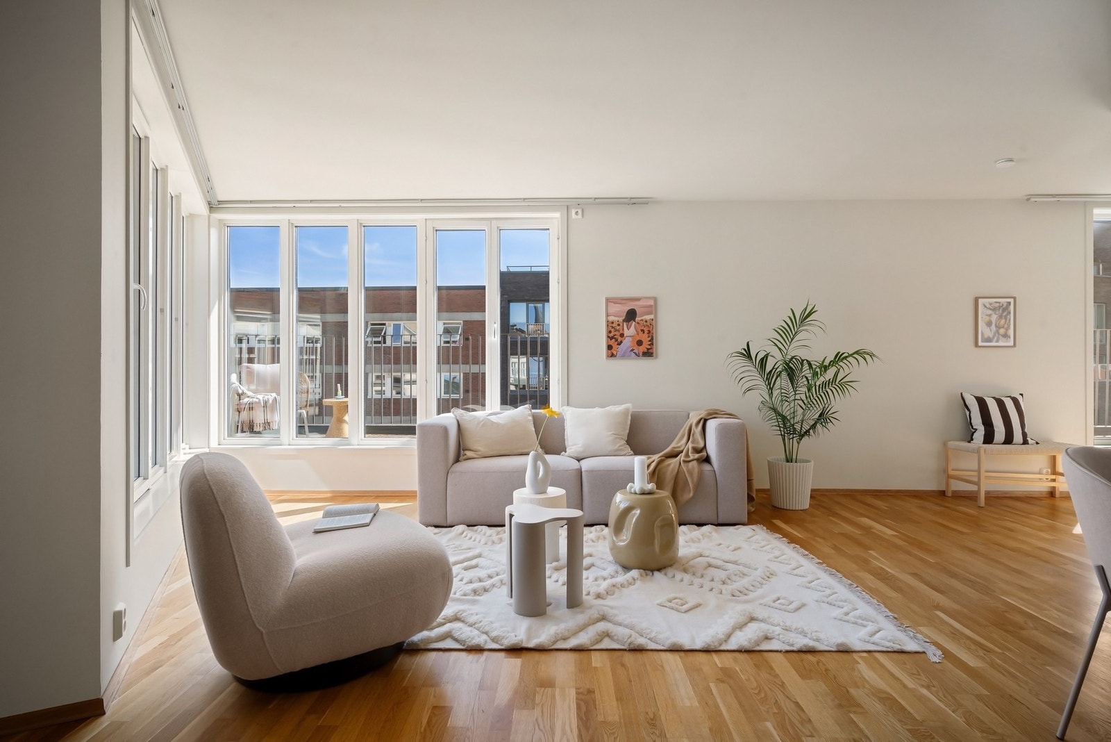 Boligen har en lys og innbydende stue. Galleribilde