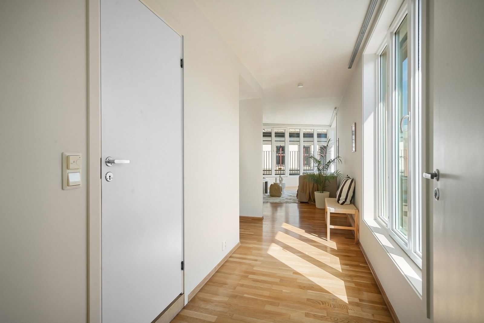 Boligen har gjennomgående bruk av eikeparkett. Galleribilde