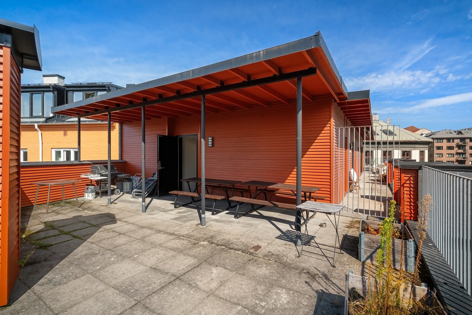 Borettslaget har også en stor felles takterrasse med gode solforhold. Galleribilde